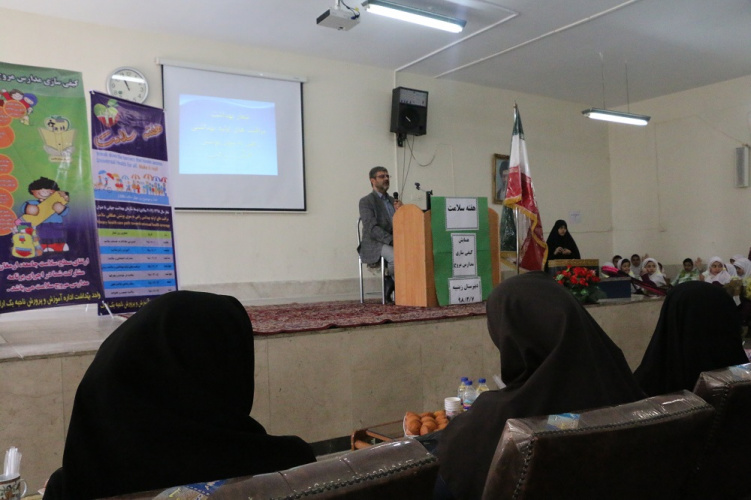 حضور رئیس مرکز بهداشت شهرستان اراک در یکی از مدارس مروج سلامت