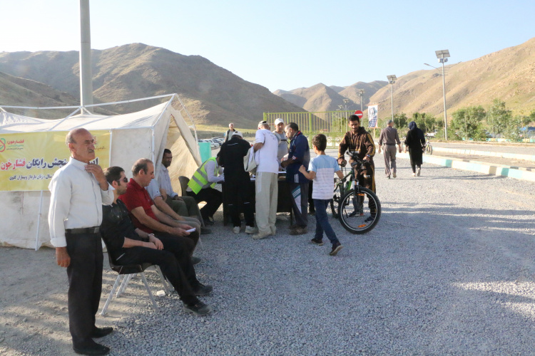 استقرار اتوبوس در میدان کوه نورد جهت سنجش فشار خون