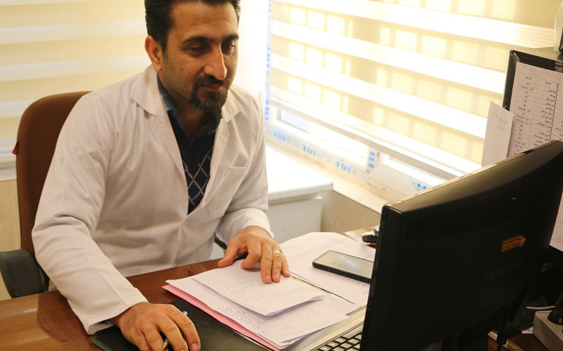 کارشناس مسئول آزمایشگاه مرکز بهداشت شهرستان اراک از راه اندازی بخش کنترل کیفیی ابزار پایه