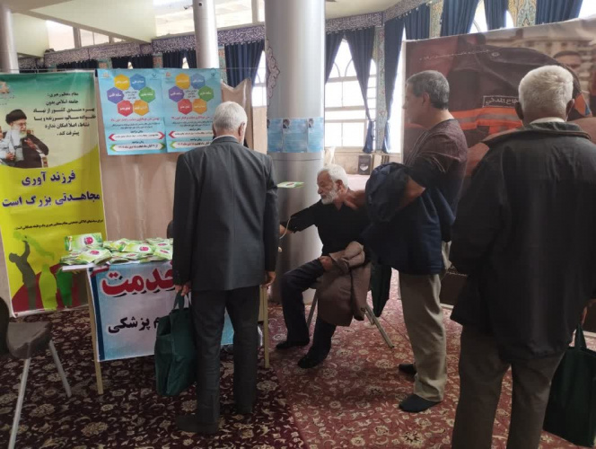 برپایی میز خدمت در مصلی اراک در راستای پویش غربالگری دیابت و فشارخون