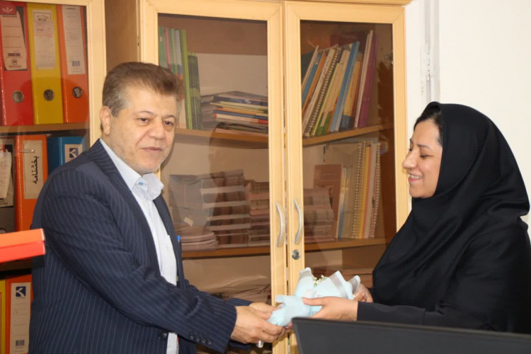 تجلیل معاون بهداشت استان از ماماهای مرکز بهداشت شهرستان اراک به مناسبت روز جهانی ماما