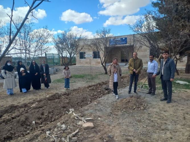 کاشت نهال در مرکز خدمات جامع سلامت روستایی گرکان  به یاد خیرین سلامت شهرستان آشتیان