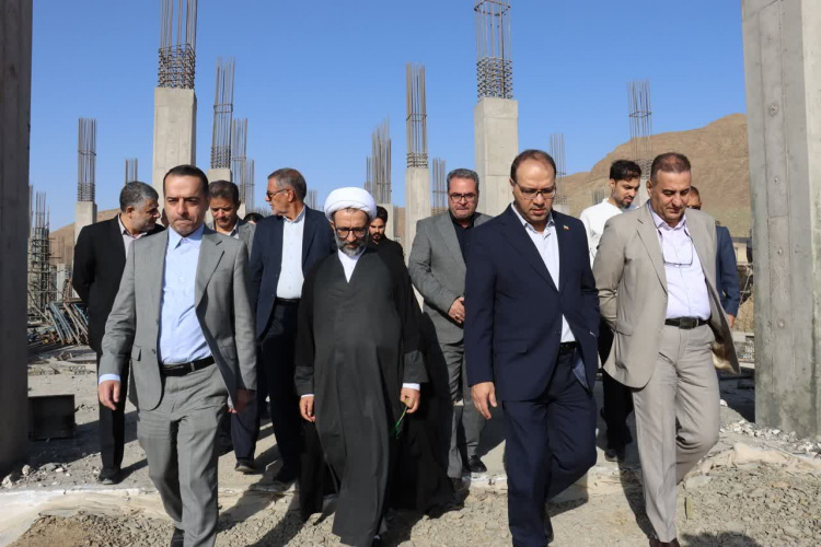 بازدید معاون سازمان برنامه و بودجه از پروژه بیمارستان جدید شهرستان محلات