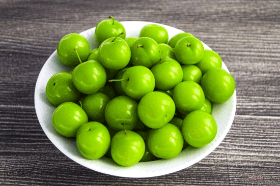 کدام دسته از افراد باید در مصرف گوجه سبز احتیاط کنند؟