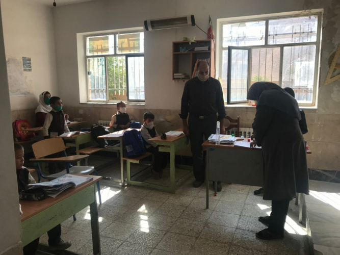 بازدیداز مدرسه ابتدایی غدیر آرزومند جهت رعایت پروتکل های بهداشتی و فاصله گذاری اجتماعی توسط بهورز خانه بهداشت آرزومند