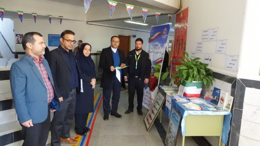 بازدید فرماندار شهرستان خنداب از میز خدمت هفته جوان در شبکه بهداشت و درمان