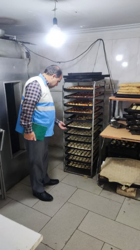 تشدید نظارت‌های بهداشتی بر مراکز عرضه مواد غذایی در خنداب با حضور رئیس مرکز بهداشت