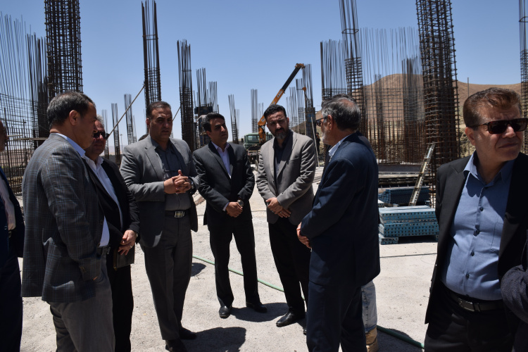 بازدید رییس دانشگاه علوم پزشکی اراک به همراه معاونین، فرماندار، نماینده مردم در مجلس و سایر مسئولان از روند پیشرفت بیمارستان در حال احداث محلات