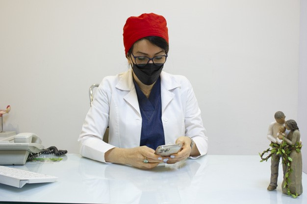 پزشکی از راه دور (تله مدیسین) چیست؟ چه مزایایی برای مراجع و درمانگر دارد؟