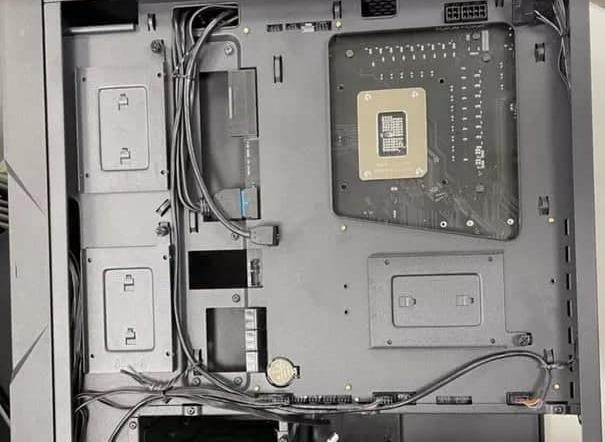 پروژه Stealth گیگابایت مدیریت کابلهای داخل کیس را آسانتر میکند