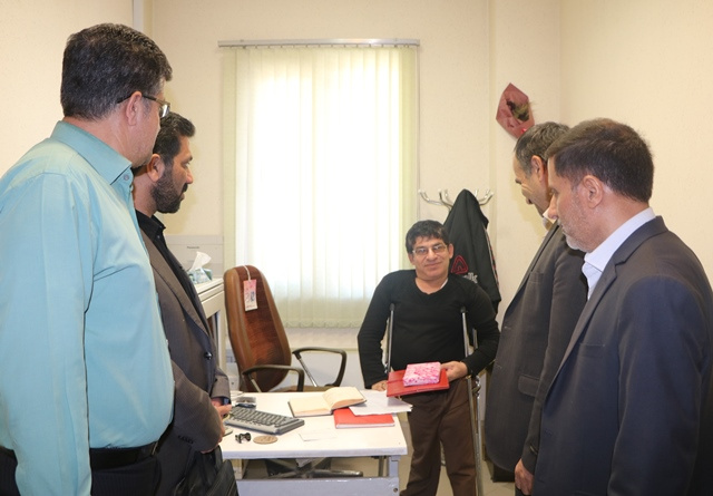 روز جهانی معلولین، با تجلیل از کارمند معلول معاونت غذا و دارو اراک گرامی داشته شد.