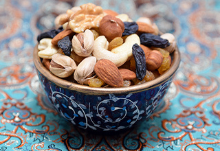 دقت در خرید آجیل و تنقلات