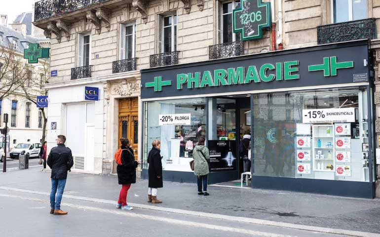 رعایت فاصله گذاری هوشمند در داروخانه های کشور