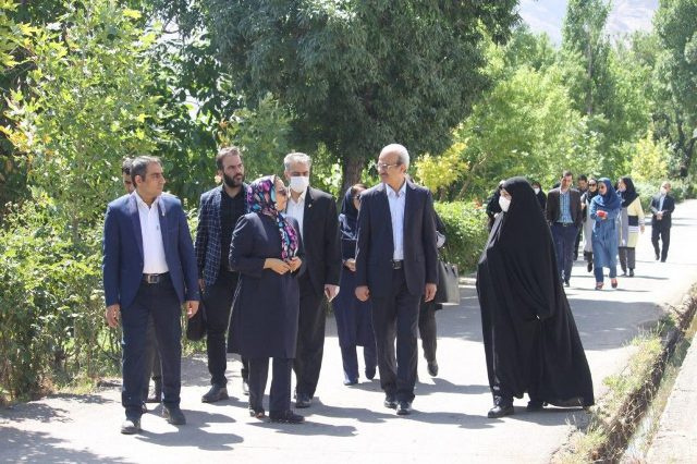 بازدید جناب اقای دکتر دادگرنژاد مدیر کل امور فرآورده‌های طبیعی سنتی و مکمل سازمان غذا و دارو از کارخانجات باریج اسانس