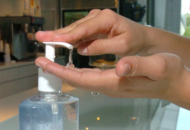 محصولات ضدعفونی کننده را با دقت انتخاب کنید عوارض جانبی ضدعفونی‌کننده‌های دست + راهکارهای مقابله