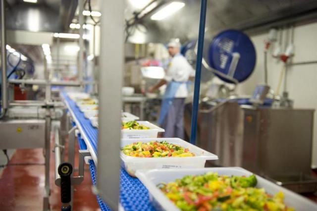 کشف ۲۵۵ کیلوگرم ماده اولیه تاریخ مصرف گذشته و ۱۴۰۴ کیلوگرم ماده غیر مجاز