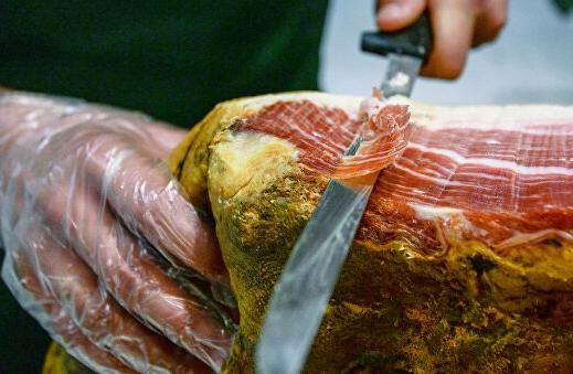 کشف ۲۵۰ کیلو گرم مواد اولیه تاریخ مصرف گذشته مواد غذایی