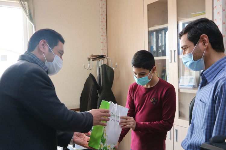 تجلیل از فرزند مسئول It معاونت غذا و دارو به مناسبت ولادت حضرت علی اکبر(ع) و روز جوان