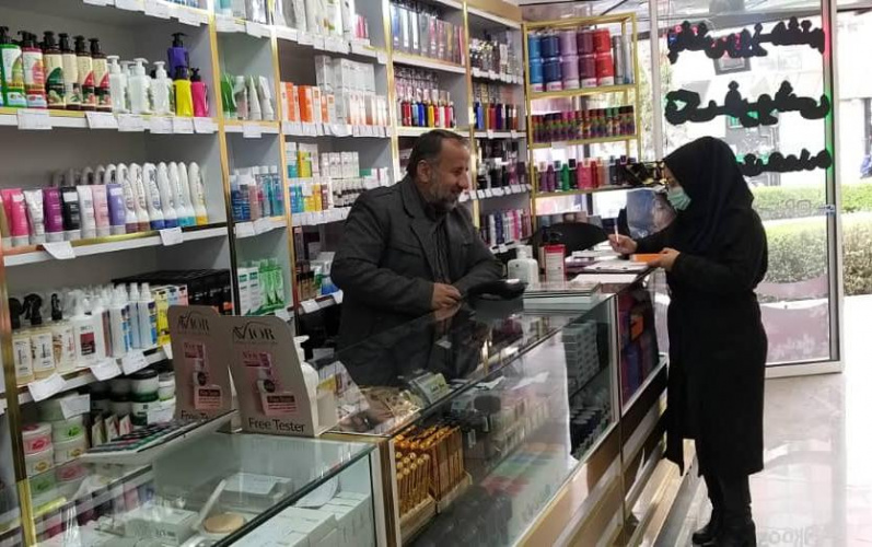 گزارش تصویری// بازدید کارشناسان نظارت بر مواد غذایی و آرایشی و بهداشتی استان مرکزی در نوروز ۱۴۰۱