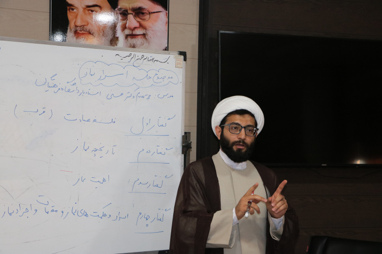 کارگاه آموزشی آداب و اسرار نماز ویژه کارکنان معاونت غذا و دارو اراک