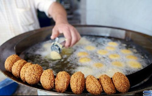 کشف ۱۰۰ کیلوگرم فلافل تاریخ گذشته از یک سردخانه در خنداب