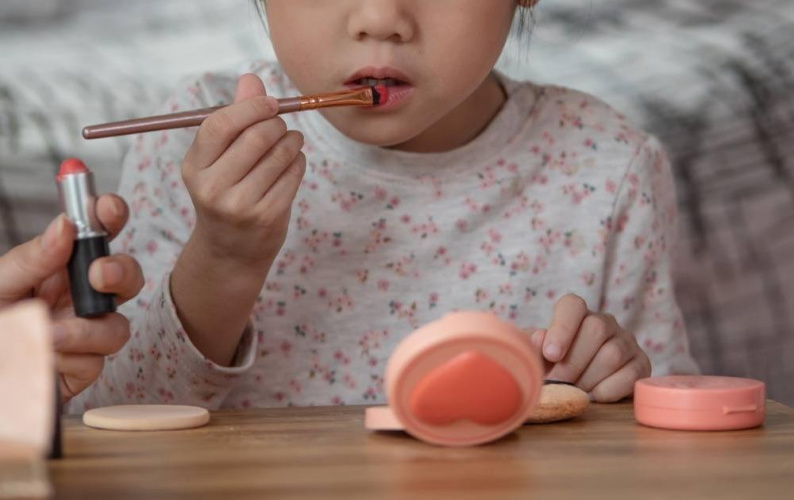 آرایش چه خطراتی برای بچه‌ها دارد؟