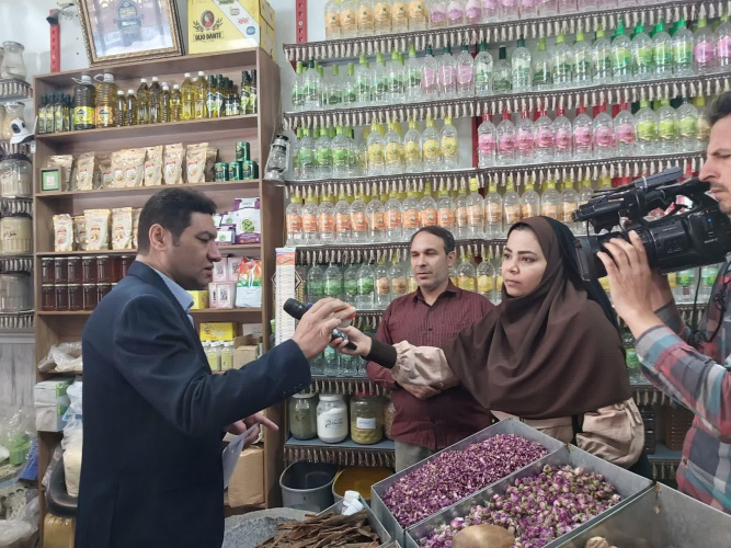 نظارت و بازرسی معاون غذا و دارو به همراه خبرنگار صدا و سیما از عطاری های استان مرکزی
