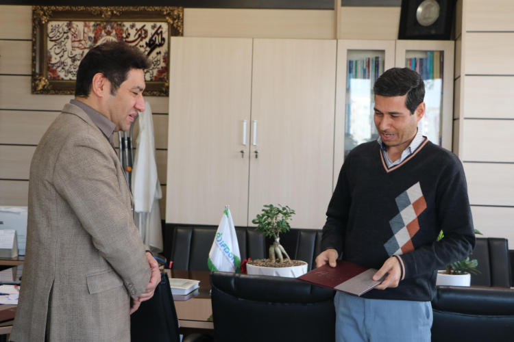 تجلیل از مسئول It معاونت غذا و دارو جهت کسب رتبه پنجم کشوری در دومین جشنواره تعالی کیفیت نظام سلامت