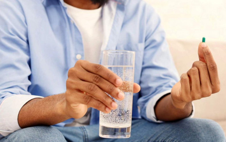 قرص را با آب بخوریم یا شیر؟!/ خوردن قرص بدون آب چه بلایی سر مری می آورد؟