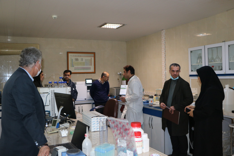 بازدید مدیر آزمایشگاه پزشکی قانونی استان از دستگاه جی سی – مس (GC-MS) معاونت غذا و دارو اراک