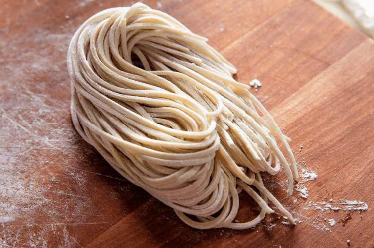 کشف ۳۷۵ کیلو مواد اولیه تاریخ مصرف گذشته از یک کارگاه رشته بری در اراک