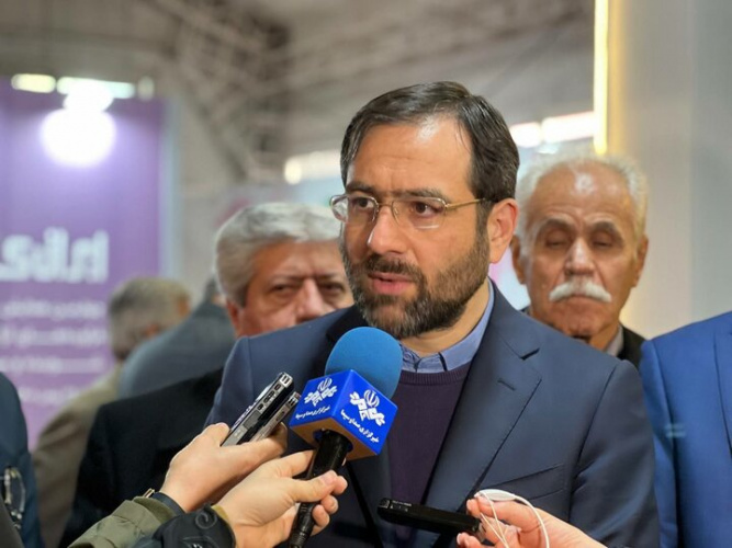 تخلف داروخانه ها در آزاد فروشی دارو/ قطع سامانه بیمه بهانه است