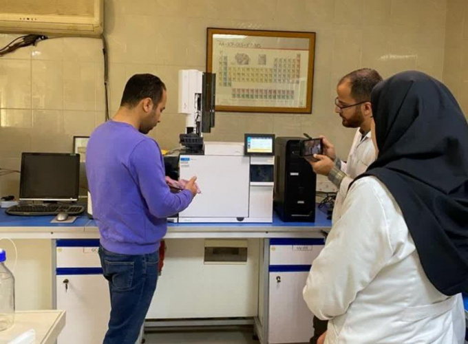 نصب دستگاه اتوسمپلر بر روی دستگاه GC-MASS آزمایشگاه معاونت غذا و دارو اراک