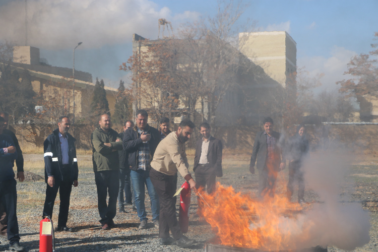 دوره آموزشی ایمنی در محل کار و اطفاء حریق و نحوه استفاده از کپسولهای آتش نشانی
