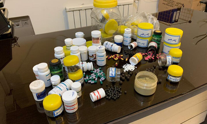 کشف ۱۲۰۰ عدد داروهای تقلبی و ۱۳۰۰ سی سی شربت مخدر از یک عطاری در شهر اراک