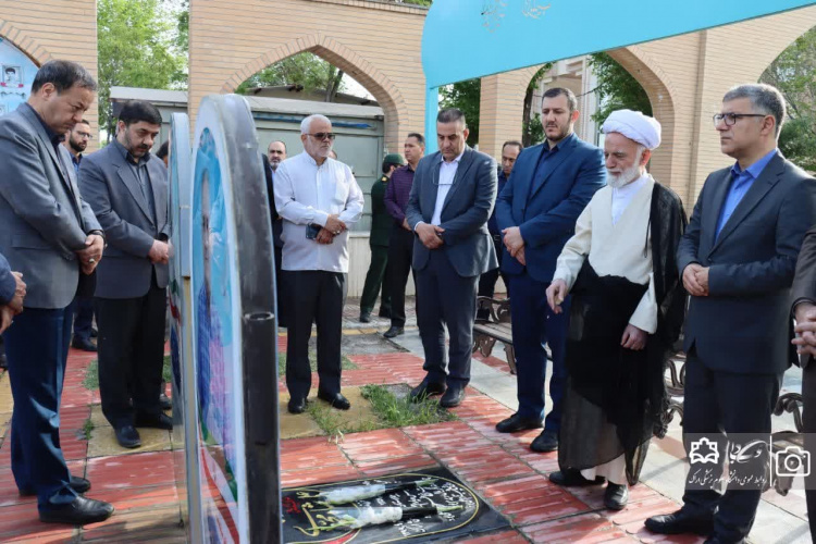 آیین گلباران گلزار مطهر شهدای اراک به مناسبت هفته سلامت برگزار شد