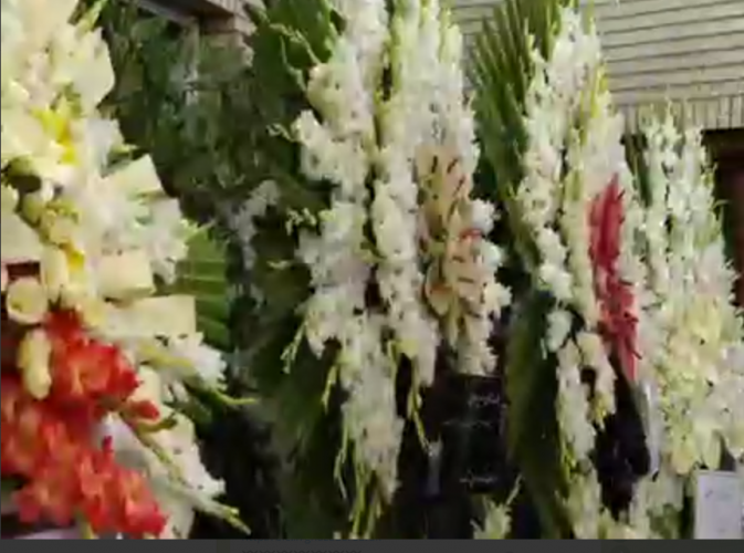 در یک مراسم ترحیم، تجهیزات پزشکی جایگزین تاج‌ گل شد + فیلم