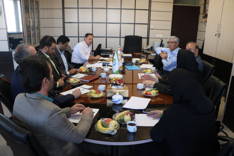 معاونین  غذا و داروی قطب شش کشور  در خصوص آخرین مطالبٍ این حوزه دور یک میز نشستند