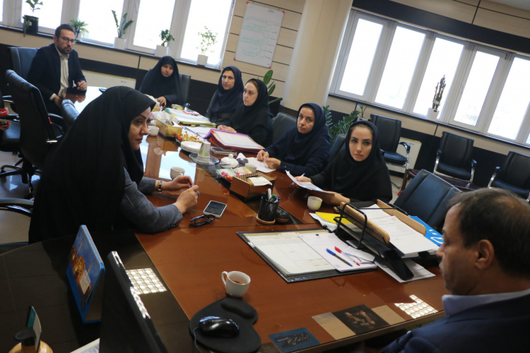 بررسی پرونده ها و درخواست های  صنایع و واحدهای کوچک غذایی،خوراکی و آشامیدنی  در کمیته ی صدور مجوزها