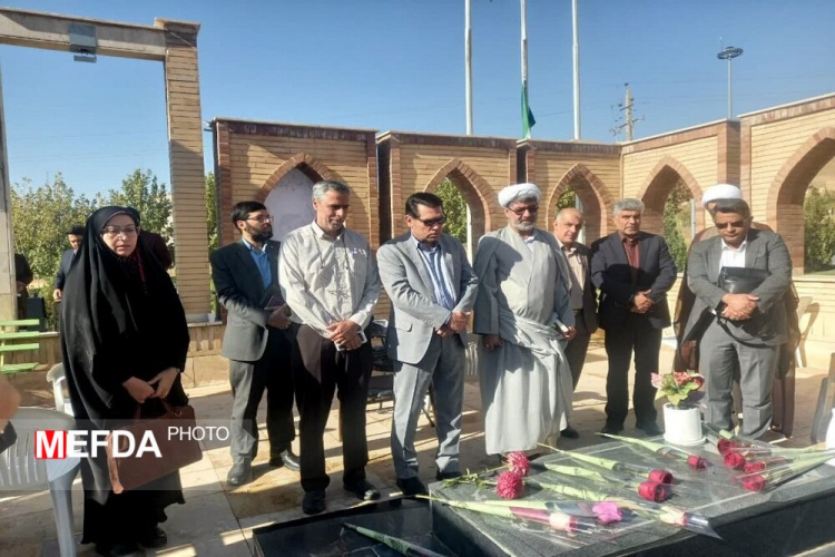 به همت معاونت فرهنگی و دانشجویی دانشگاه؛ مراسم غبارروبی و عطرافشانی گلزار شهدا دانشگاه علوم پزشکی اراک برگزار شد