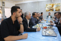 حضور رئیس دانشگاه علوم پزشکی اراک در سلف دانشجویی و گفت‌وگو با دانشجویان درباره کیفیت غذا
