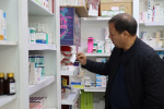 نظارت میدانی بر چرخه توزیع دارو و کالاهای سلامتمحور در کمیجان؛ بازدید جانشین ستاد نوروزی دانشگاه از داروخانهها و عطاریها