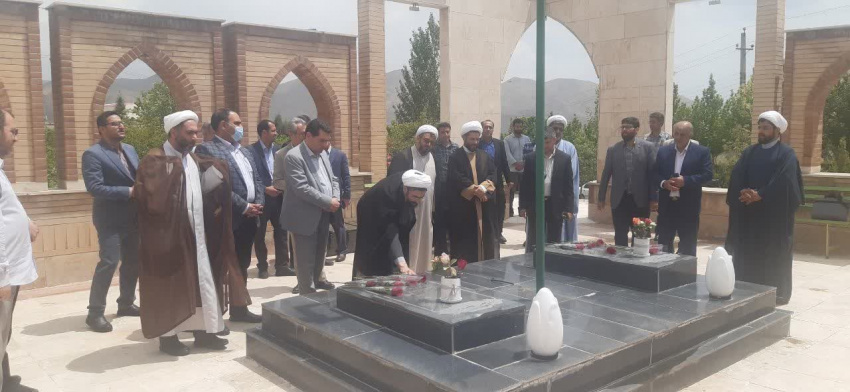 ادای احترام حجتالاسلام دکتر مصطفی رستمی به مقام شامخ شهدای گمنام دانشگاه علوم پزشکی اراک