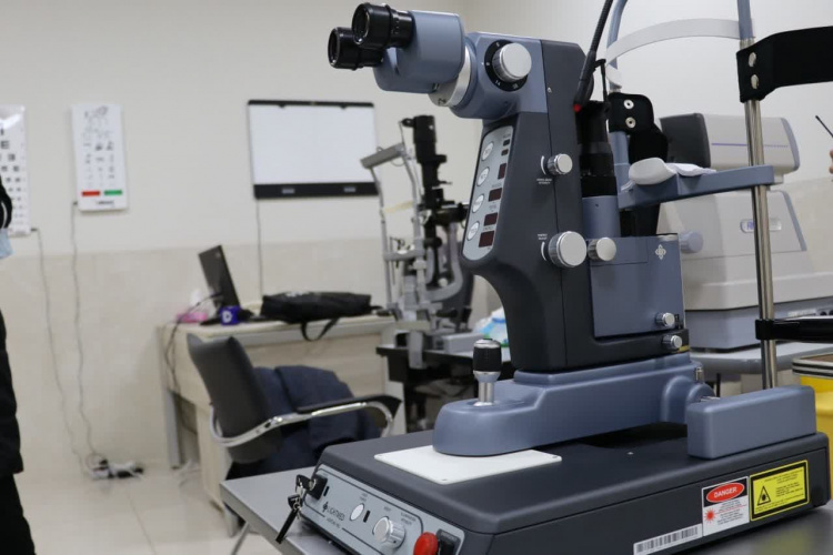 اهدای دستگاه یاگ لیزر (YAG laser) توسط خیر سلامت به درمانگاه چشم پزشکی بیمارستان والفجر تفرش