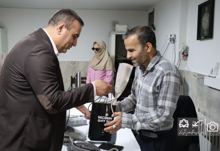 دیدار رئیس دانشگاه علوم پزشکی اراک با کارکنان روشن‌دل ستاد دانشگاه به مناسبت روز عصای سفید